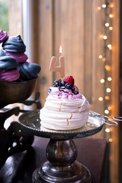 4 Jaar Kaars Rose Goud 9cm van Partydeco koop je bij Partywinkel