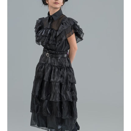 Vestido negro de chica para el baile de fin de curso del miércoles