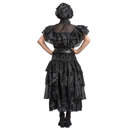 Vestido negro de chica para el baile de fin de curso del miércoles