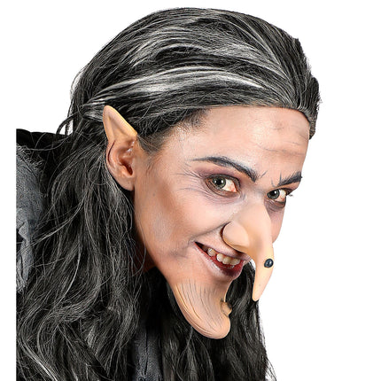 Bruja de Halloween con nariz falsa