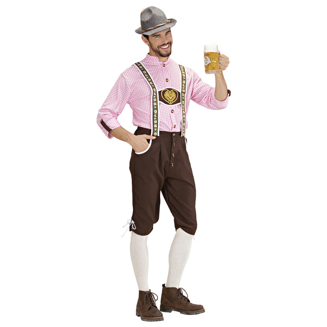 Hombres en pantalón de cuero con blusa