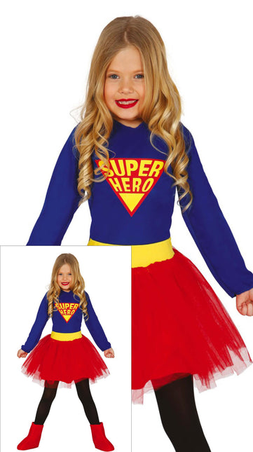 Chica con traje de superhéroe