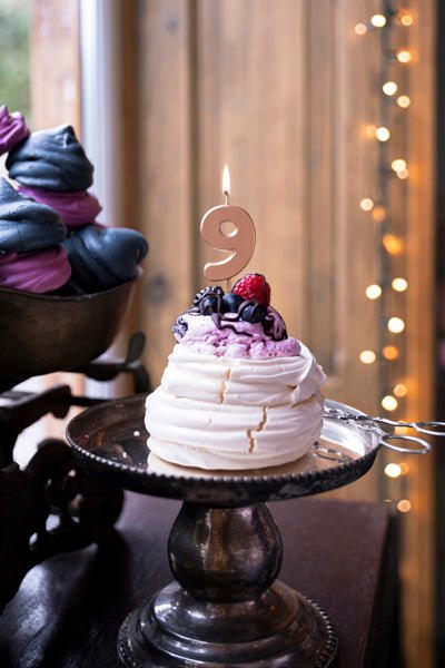 9 Jaar Kaars Rose Goud 9cm van Partydeco koop je bij Partywinkel