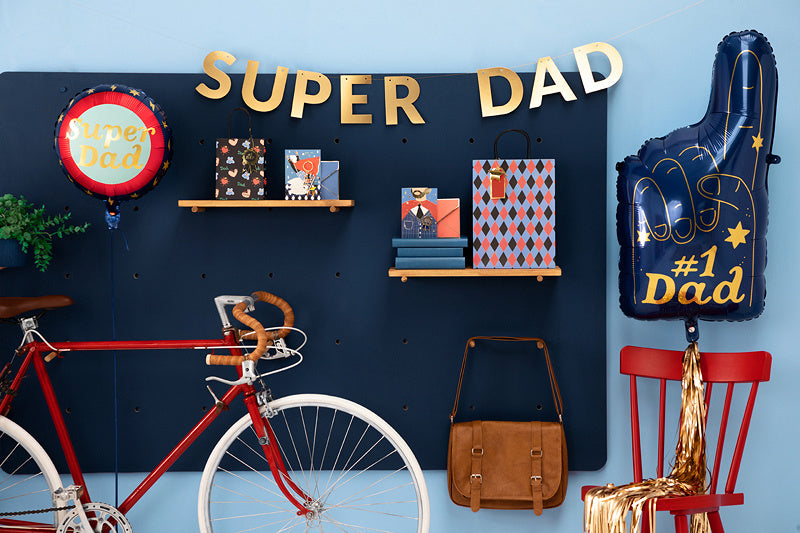Tarjeta de felicitación Superpapá con alfiler esmaltado 15,5cm