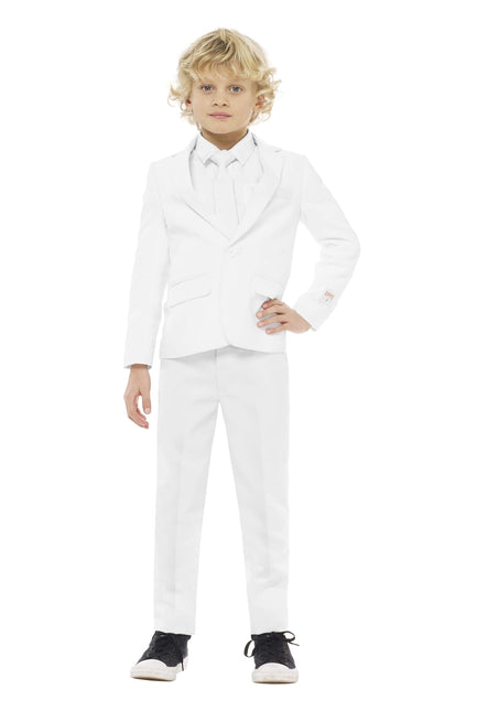 Niño de traje blanco <tc>OppoSuits</tc>
