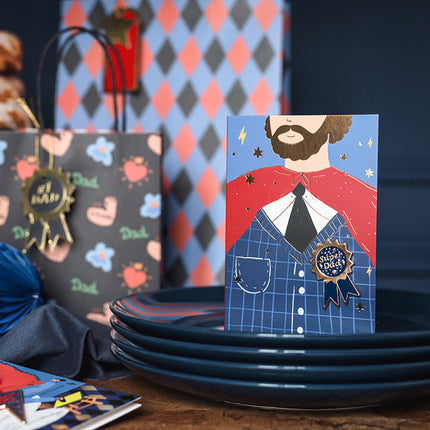 Tarjeta de felicitación Superpapá con alfiler esmaltado 15,5cm
