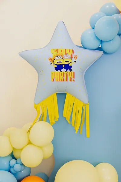 Folieballon Ster met kwastjes Minions, 72x72 cm, mix van Partydeco koop je bij Partywinkel