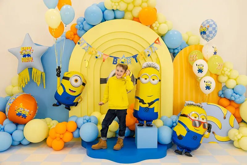 Folieballon Ster met kwastjes Minions, 72x72 cm, mix van Partydeco koop je bij Partywinkel