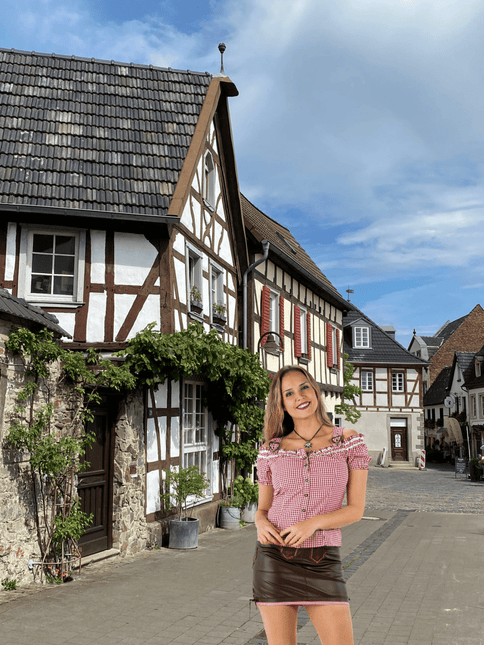 Rood Witte Blouse Dames Geruit Met Gespen van Haus Huberts koop je bij Partywinkel