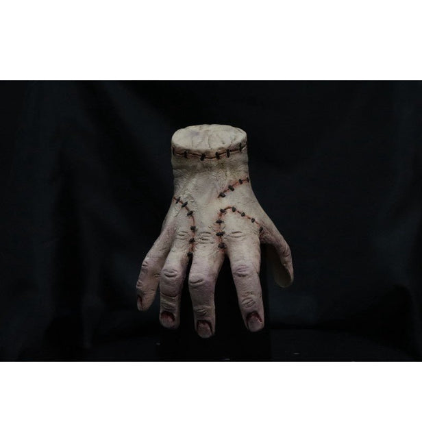 Wednesday Hand Schouder Buddy van CHAKS koop je bij Partywinkel