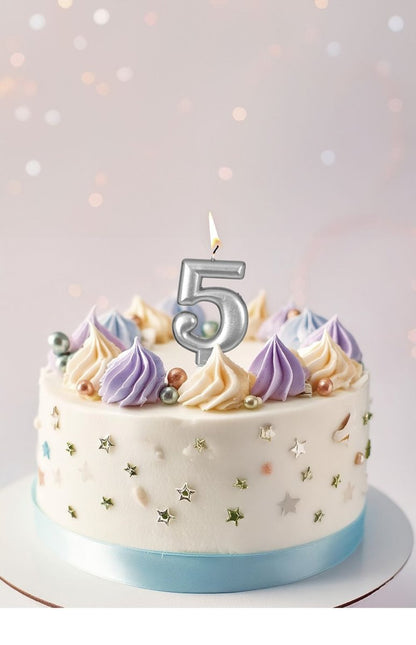 Zilveren Kaars 5 Jaar Metallic 8cm van Fiestas Guirca koop je bij Partywinkel